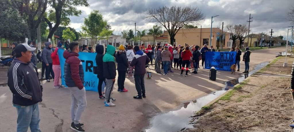 URGENTE: VECINOS DE SAN ANTONIO SE MANIFIESTAN FRENTE A LA COMISARIA ...