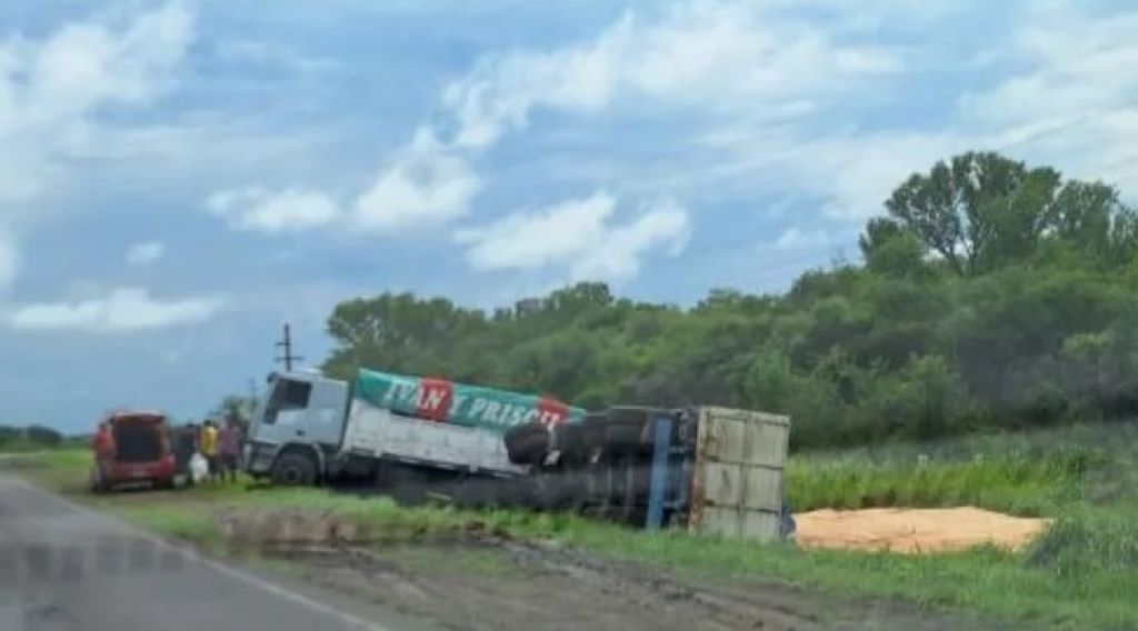 UN CAMION VOLCO SOBRE RUTA 11 EN JURISDICCION DEL DEPARTAMENTO VERA ...